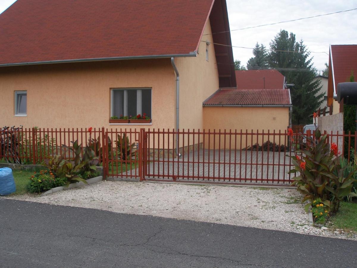 Holiday home in Balatonkeresztur 19455 Exterior foto